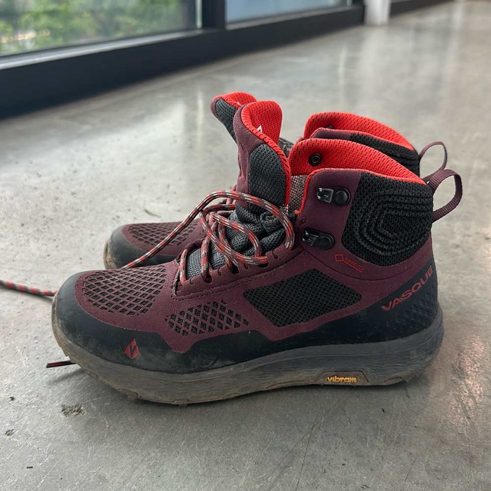 VASQUE HIKING BOOTS